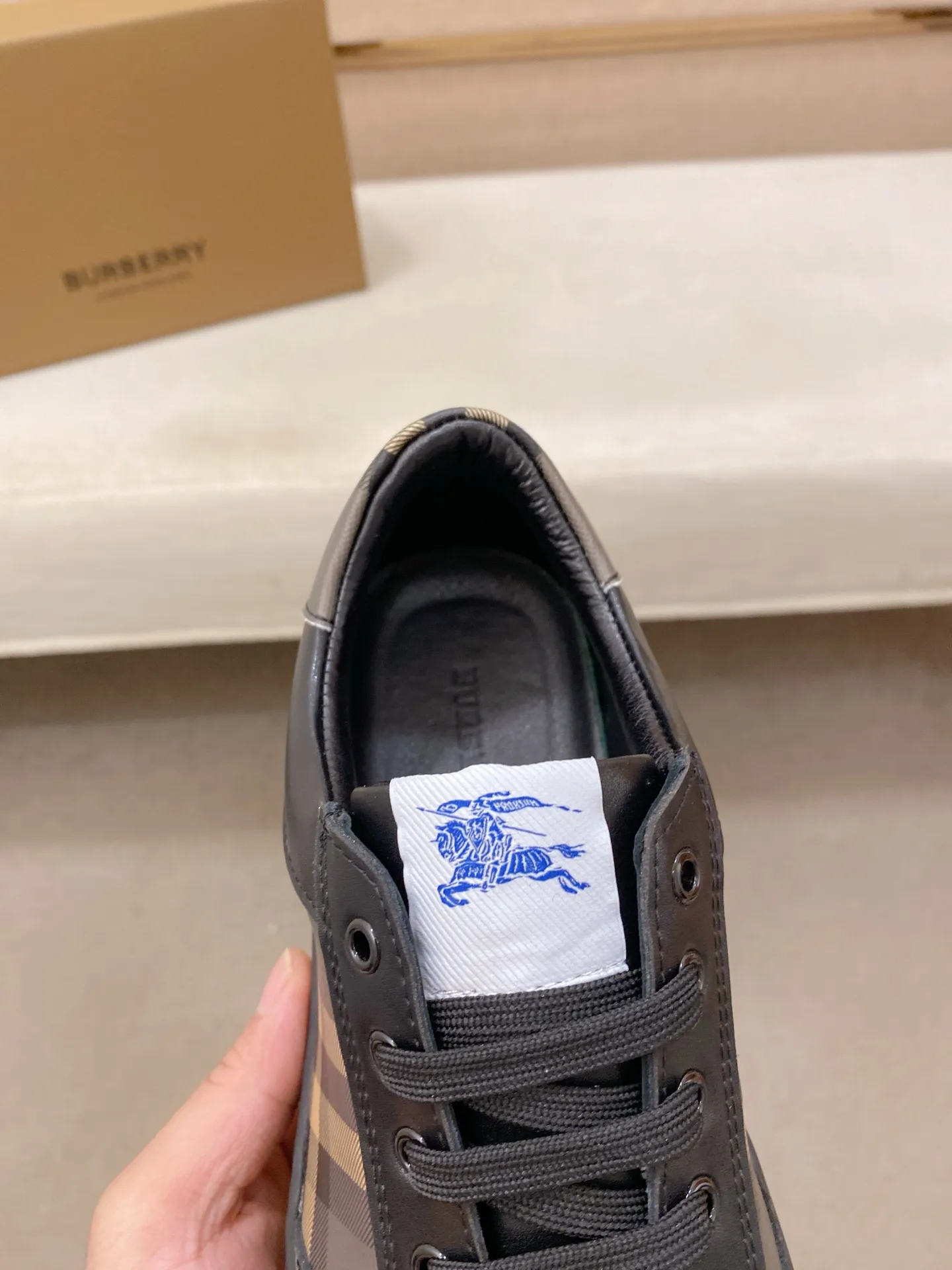 Men's shoes 💰: 420💰🇮🇹🇮🇹BURBERRY's top purchasing agents are available simultaneously at the counter. 🔍🔍On sale at the same time. Positive code number: 38-44 Italian imported first-layer cowhide with fabric. Fully imported sheepskin lining, sole: the original sole is specially provided by the original factory, the exclusive movable molded sole is super comfortable, the original factory follows the order, 🔍🔍high quality, you can go in and out of the counter at will, welcome to compare. Can be customized. 45 non-refundable